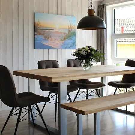 Three-bedroom Holiday In 19 *